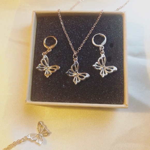 Jewelry - ♡ Gold Butterfy Necklace and Huggie Set♡